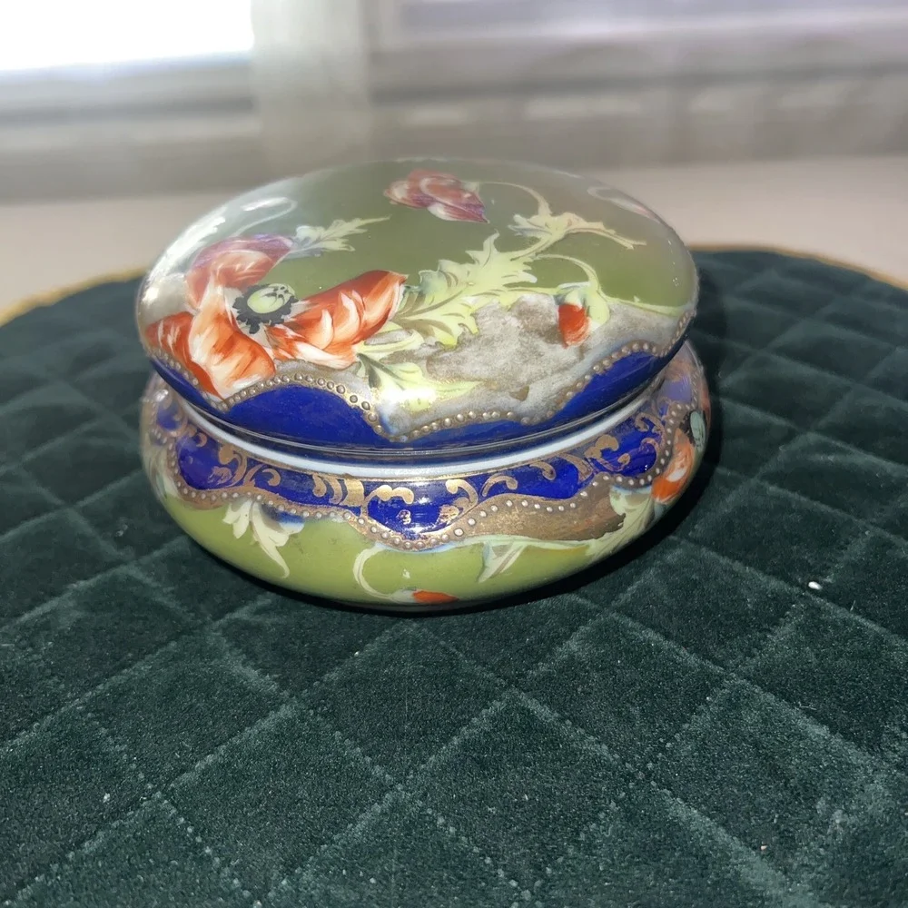 VINTAGE PORCELAIN HAND PAINTED FLORAL LIDDED TRINKET DISH POWDER Jewelry JAR .